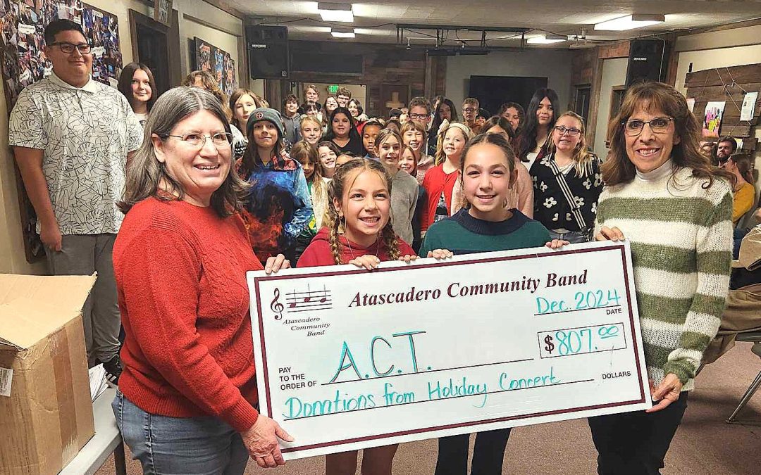 Atascadero Community Band makes donation to Applause Children’s Theater 