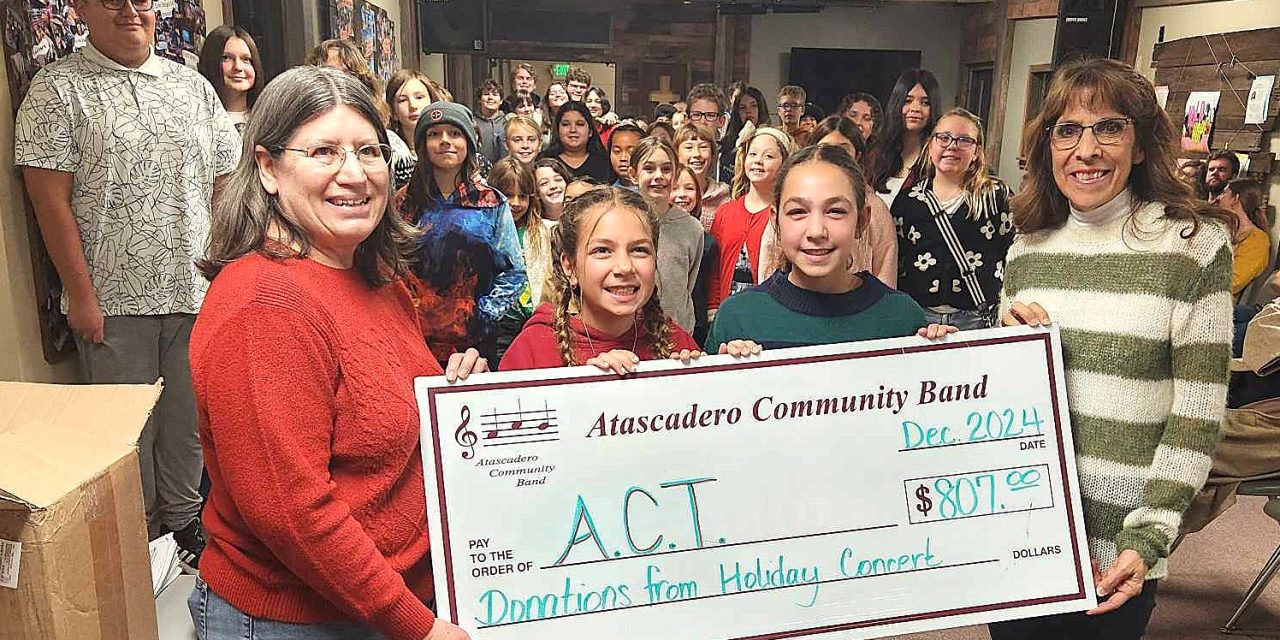 Atascadero Community Band makes donation to Applause Children’s Theater 