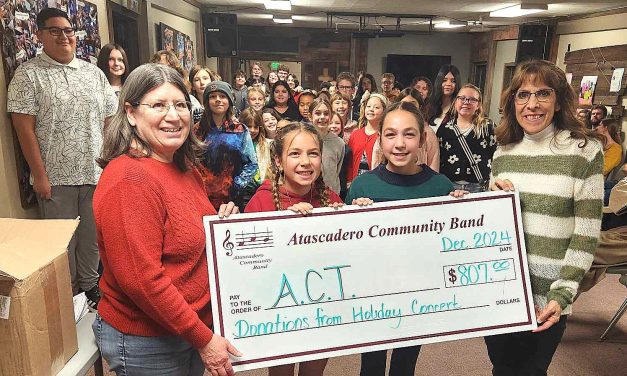 Atascadero Community Band makes donation to Applause Children’s Theater 